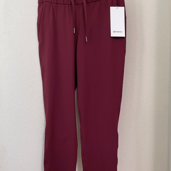 NWT lululemon on the fly pant size 8 Cassis Garnet - Picture 3 of 8